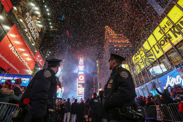 纽约警方首次出动无人机迎跨年，号称“我们全球最安全”
