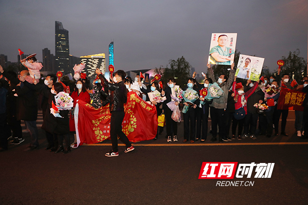 组图丨英雄凯旋而归亲人翘首以盼