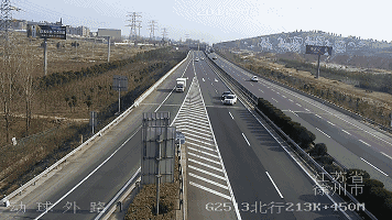 从匝道进入或驶离高速公路不按规定打转向灯,后车难以判断前车行驶