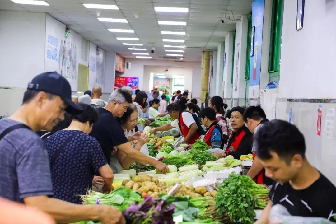 今天,北叔带大家一起 重温北京·菜市场的热闹且熙攘的场景.