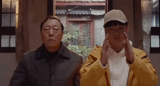女主三叶和男主立花泷在梦中互换了身体,之后引发了一个奇妙的