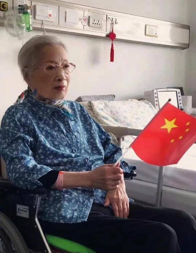 98岁秦怡在病房"领奖":事宁人苦难,终成传奇
