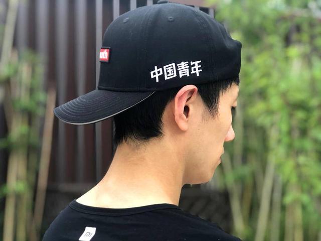 四个白色大字"中国青年"绣在帽子侧面,国潮设计风格,一点都不觉得土气