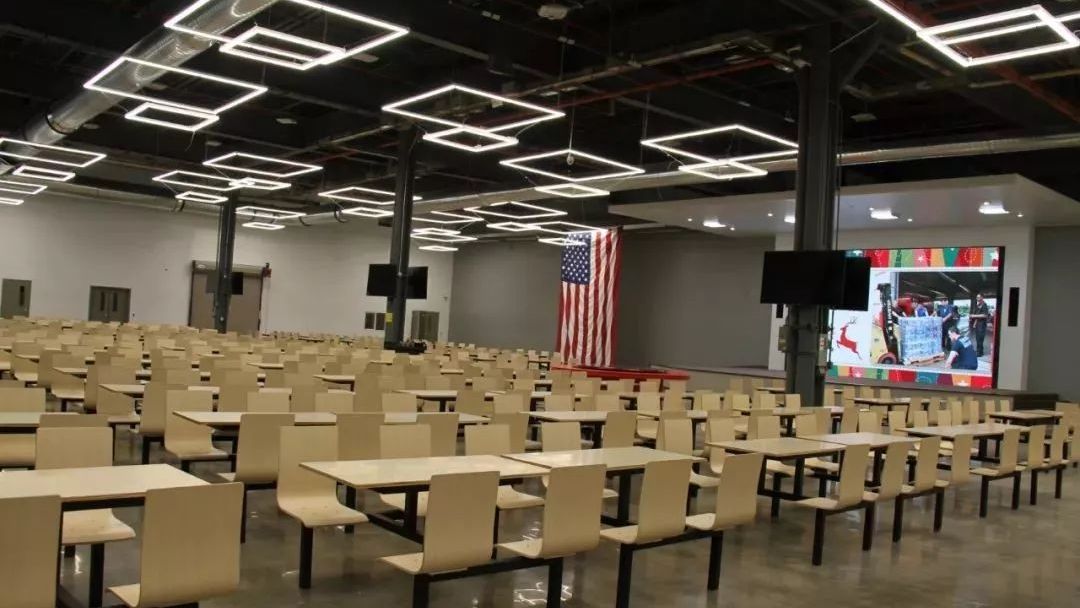 曹德旺在美国豪气发福利,工厂千人食堂免费吃,美员工