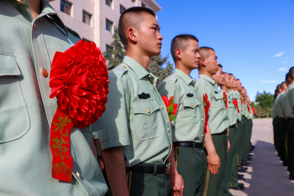 退伍老兵佩戴大红花,告别火热军营.鹿增 摄.