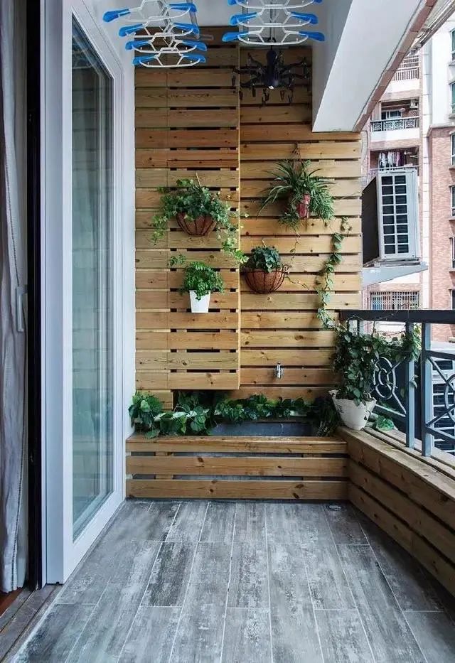 开放式的阳台,改成了休闲区或小花园,更要搭配好合适的护栏