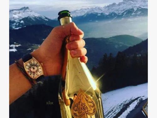 富二代拿人骨做手提包炫富：有钱真能为所欲为？