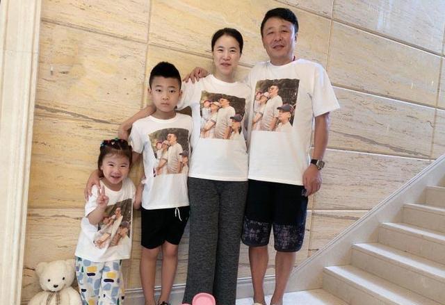是中国乒坛女子三剑客之一,其他两位是前辈邓亚萍,"大魔王"张怡宁