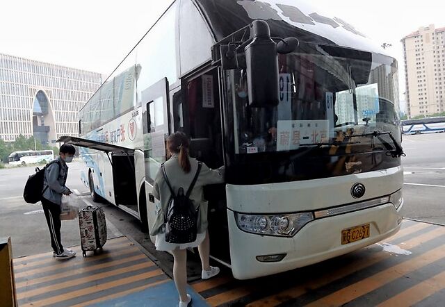 5月4日,六里桥长途客运站复运 ,乘客登上"北京开往蔚县"的客车.