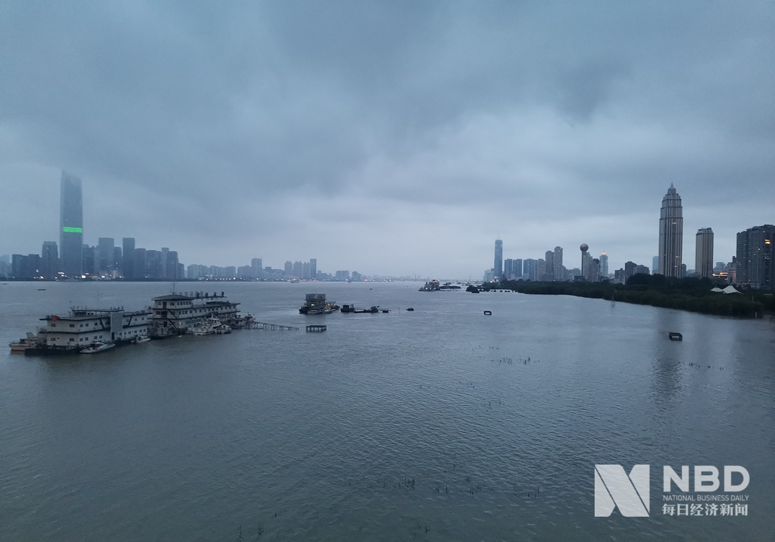 图集|长江武汉段汉口站水位已超警戒线 沿江码头闸口均在加固堤坝