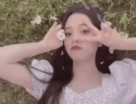 周雨彤碎花裙杨超越碎花裙,娜扎:我选初恋小白裙