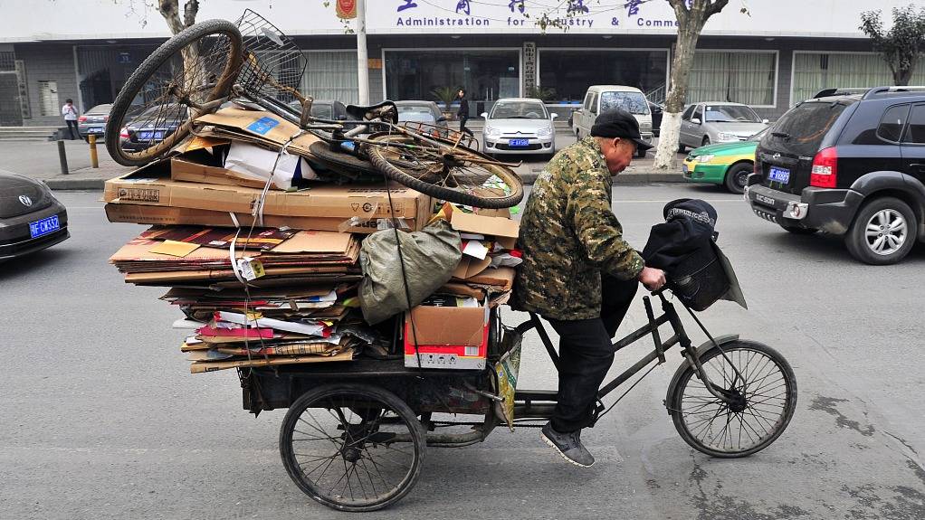 废品回收员老纪的搭档是一辆"服役"快二十年的破旧三轮车.