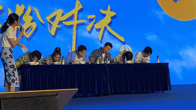 跑男集体跑到桂林嗦粉,蔡徐坤吃东西的样子过分可爱了