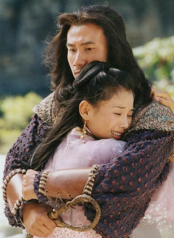 四版乔峰阿朱相拥抱的图片哪一家的最幸福甜蜜