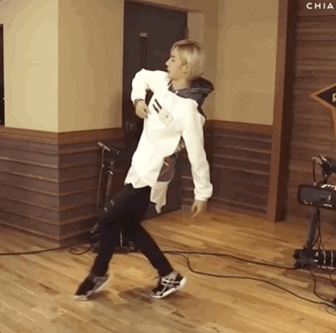 张艺兴王嘉尔王一博同台飚舞?我该看谁