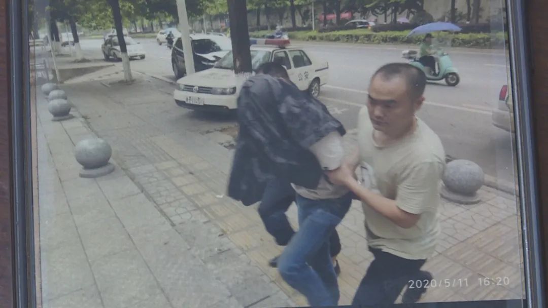惊魂荷塘区某酒店房内男子突然勒住她的脖子掏出刀