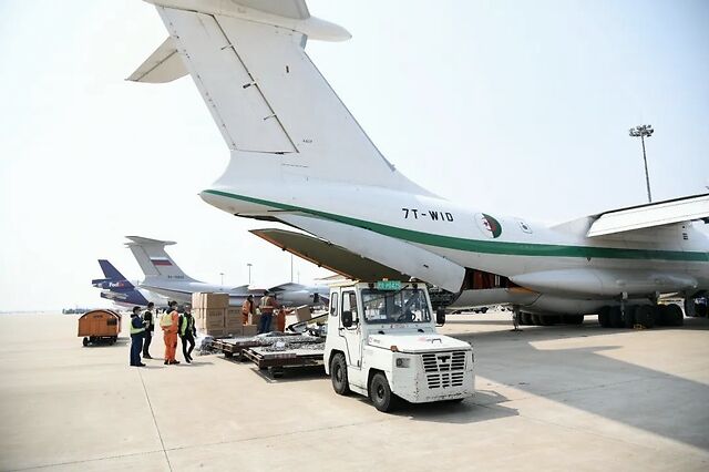 包括阿尔及利亚空军2架伊尔76重型运输机,俄罗斯空军2架伊尔76重