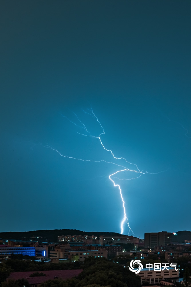 武汉迎来梅雨期首场大暴雨8000多次闪电点亮夜空