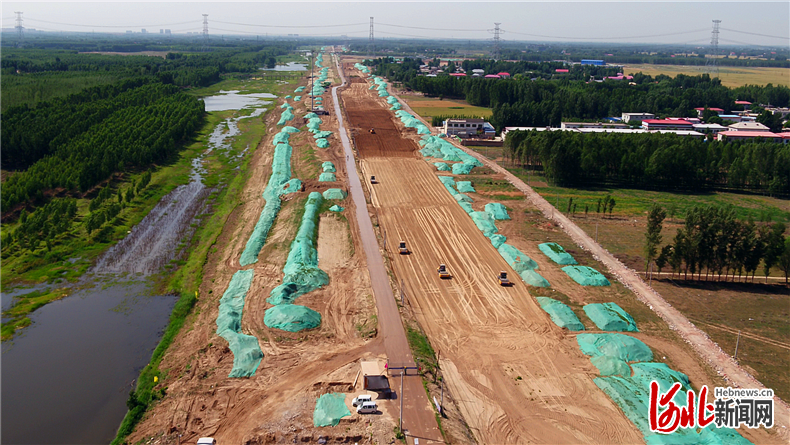 河北雄安新区建设把堤坝藏进森林里