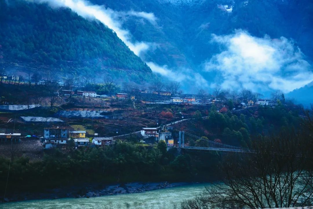 云南300km"美丽公路"通车运行,怒江绝色风景