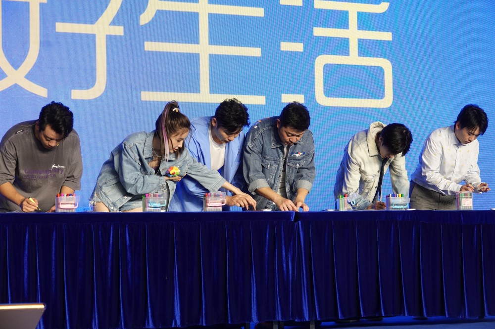 跑男集体跑到桂林嗦粉,蔡徐坤吃东西的样子过分可爱了