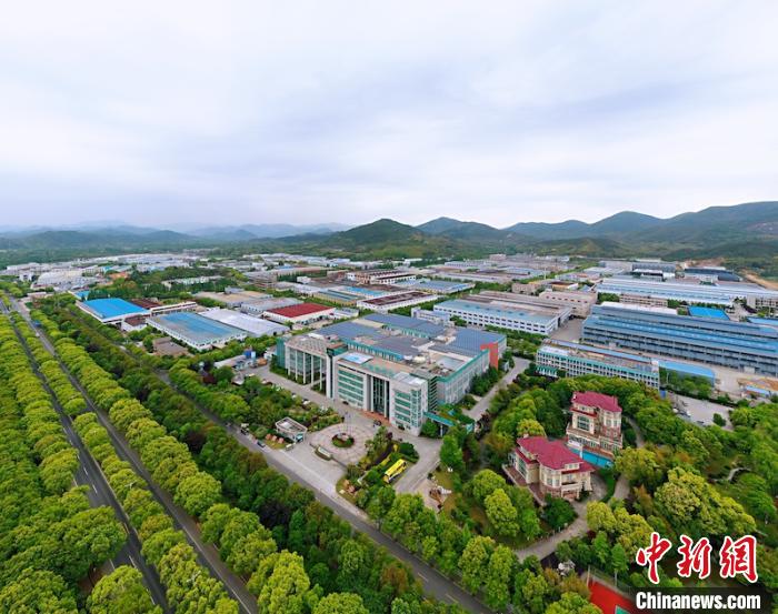 俯瞰青山绿水间的美妆小镇 埭溪镇提供