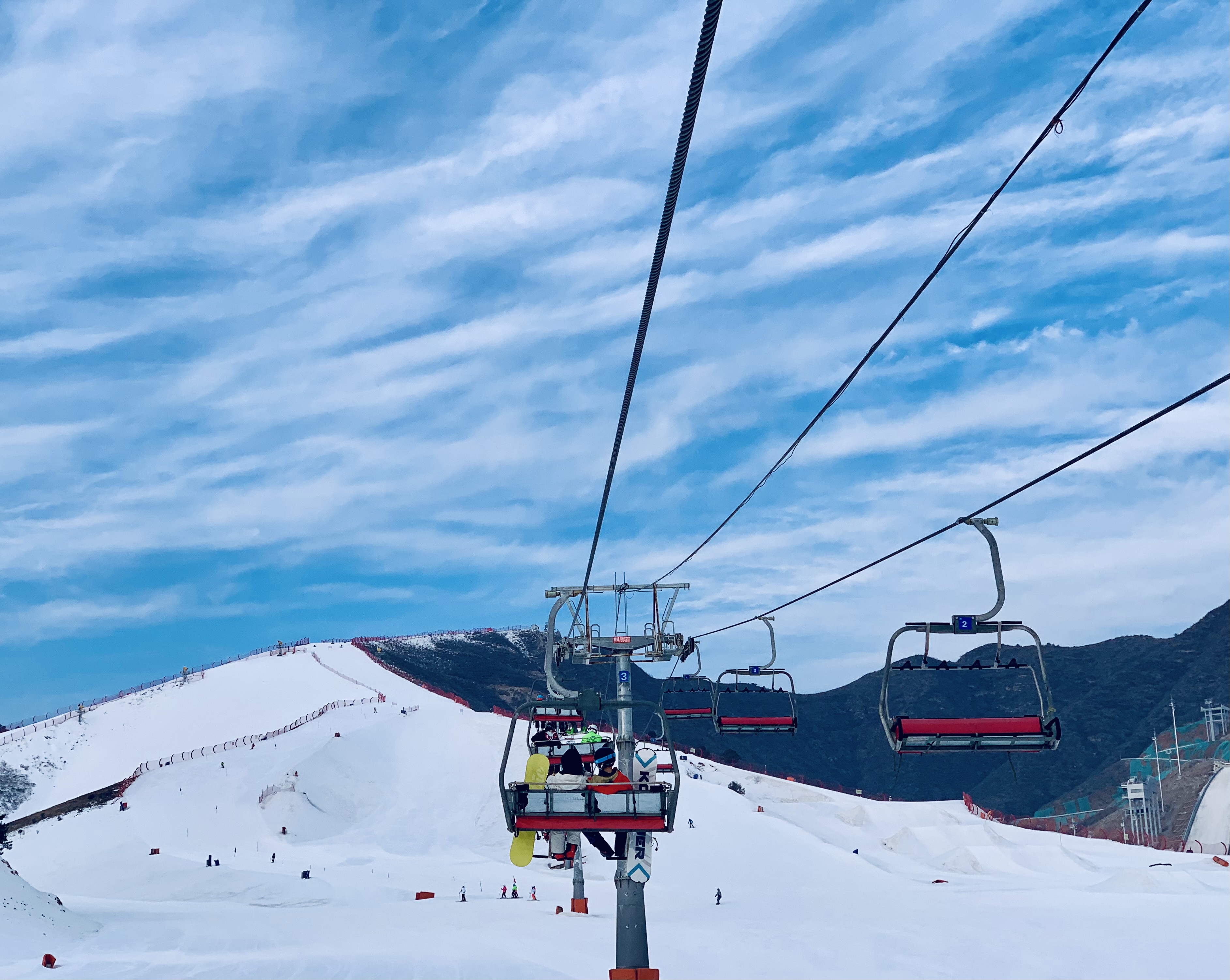 我们在滑雪场上经常看到这样的场景,从雪道上一溜歪斜的滑下来最后以