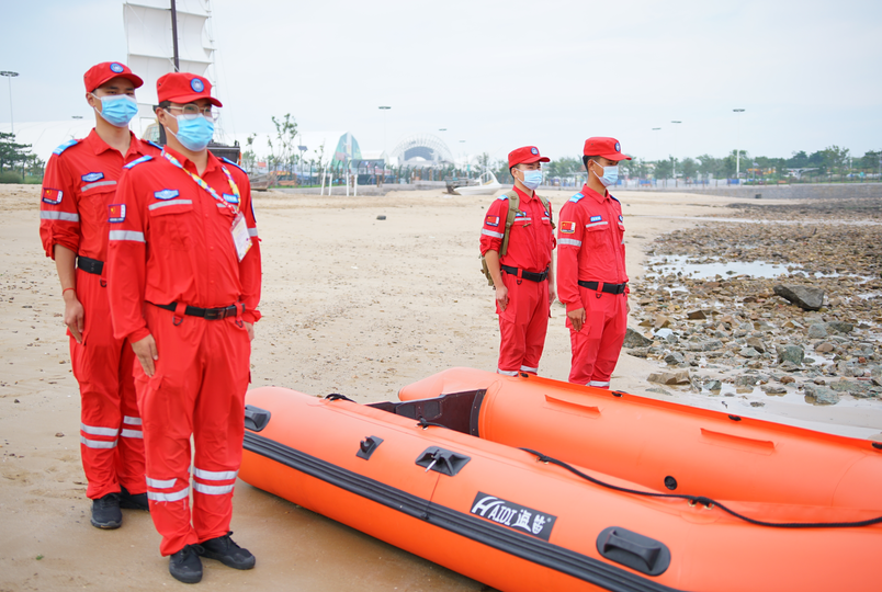 乘风破浪!海上应急救援队守护金沙滩啤酒城海岸线