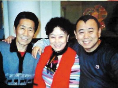 潘长江一家齐聚,7岁外孙模样俊俏,八旬父母精神好