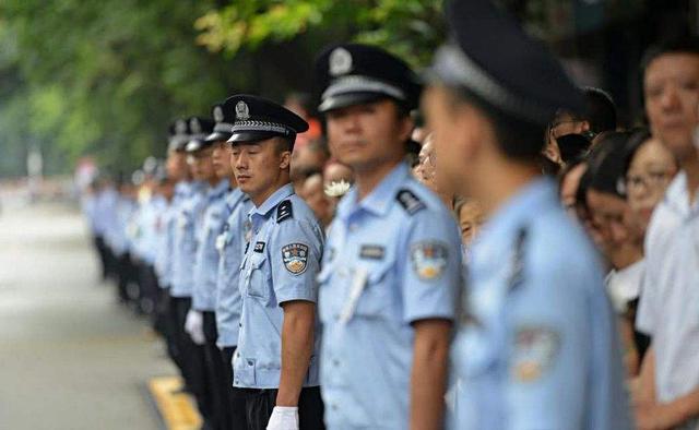 辅警工资一个月才2000多,为啥还有那么多人抢着干?原因很真实__凤凰网