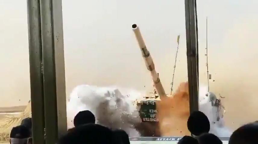 印军开放日坦克差点冲入观众席！驾驶员左右不分？