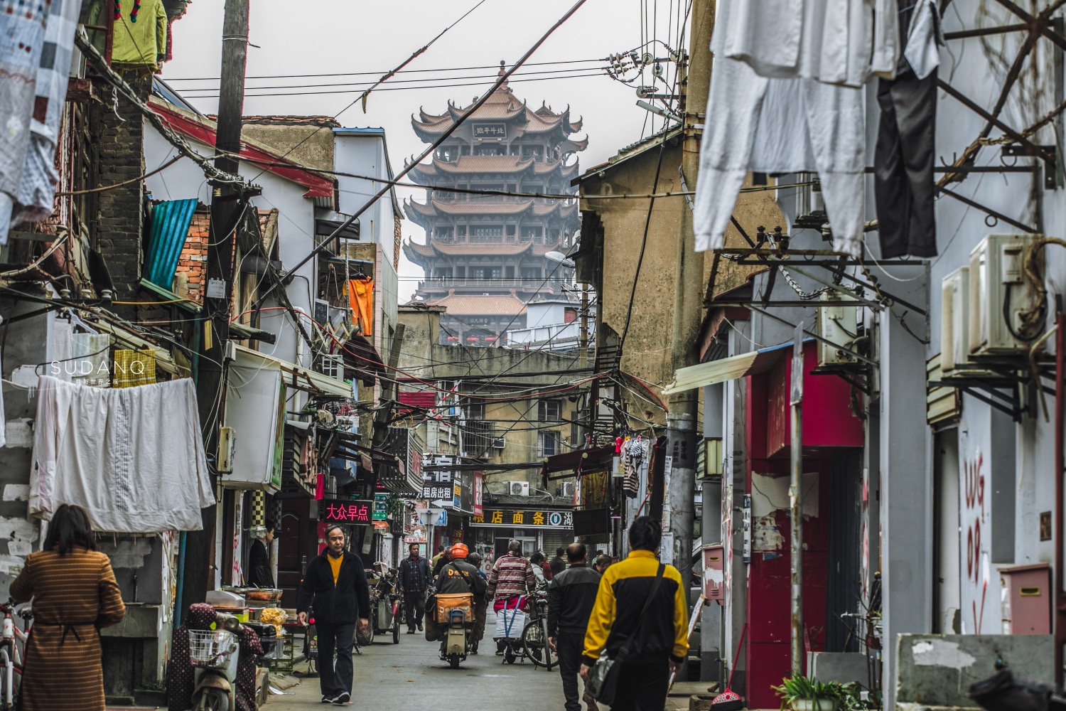 实拍武汉老街:600年古街藏在黄鹤楼下,外地游客基本找不到