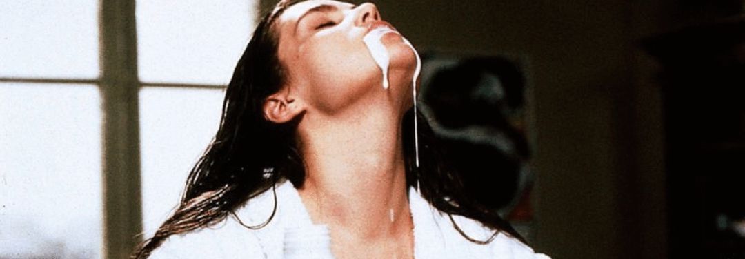 女主角咪咪仰着头,牛奶从她口中流出,这是电影史上的一个名场面.