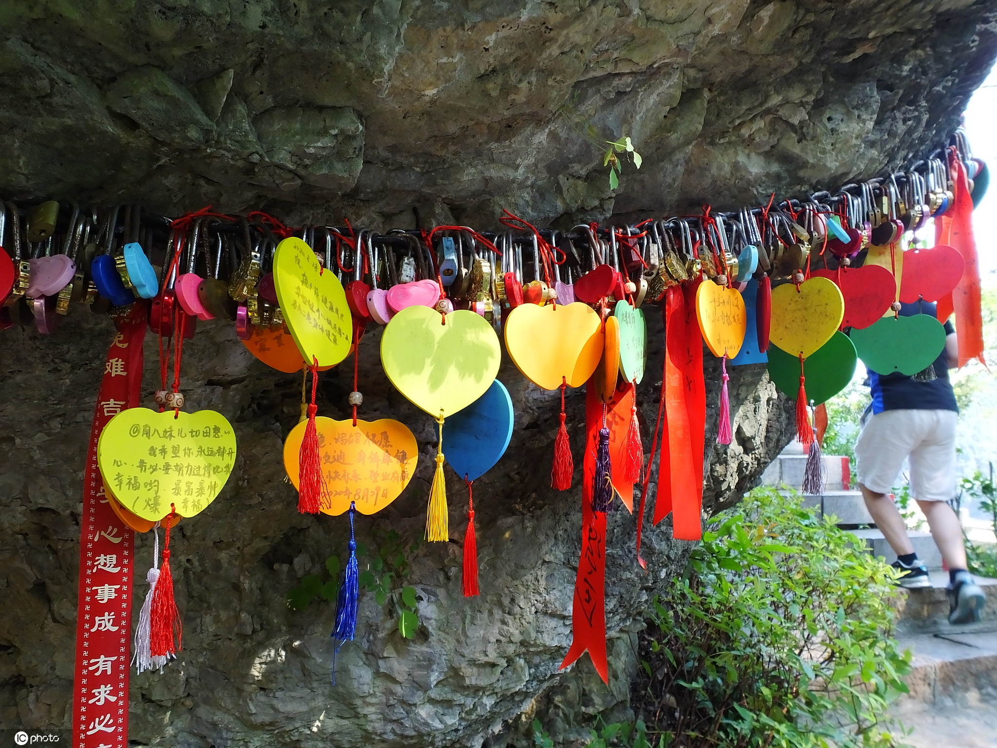 湖北宜昌:三游洞风景区游客悬挂同心锁许愿牌成亮丽风景