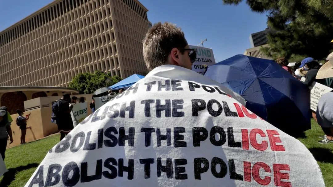 80岁佩洛西这一跪，能给美国跪出一片新天地吗？