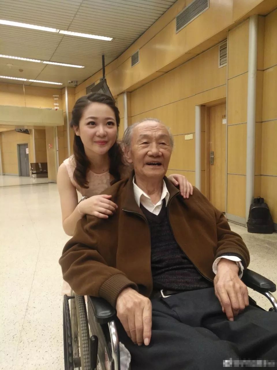 暖春小花越来越漂亮23岁齐如意涂红唇打扮靓丽晒照少女感抢镜