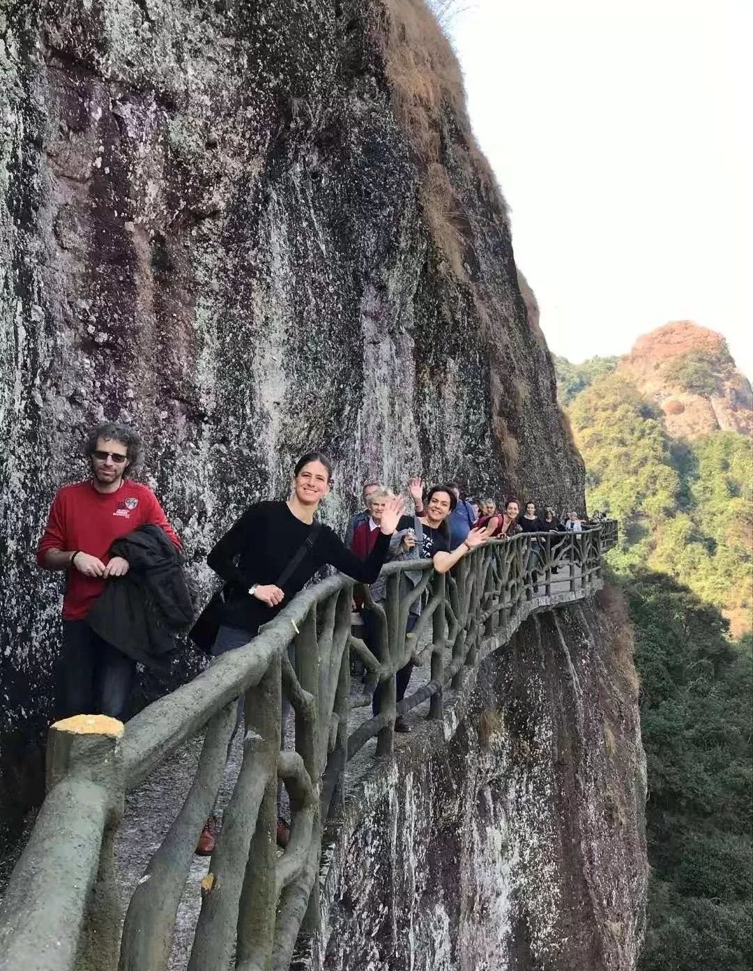 闲谈中,不少人表示,美丽五指石,天然氧吧以及梅州人们的热情好客给他