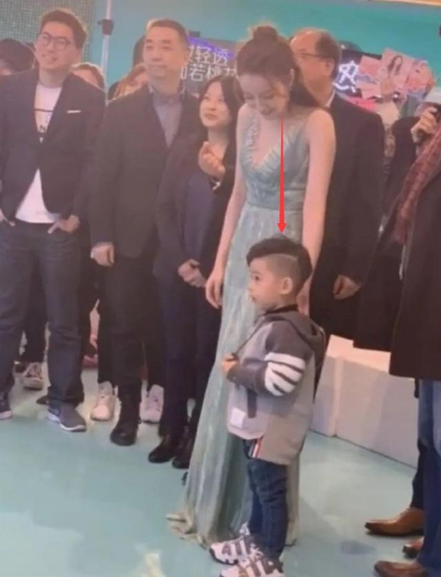 被迪丽热巴逗小孩的画面融化了 她还曾自曝想生三个