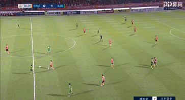 国安亚冠比赛裁判业余抢镜!多次干扰足球