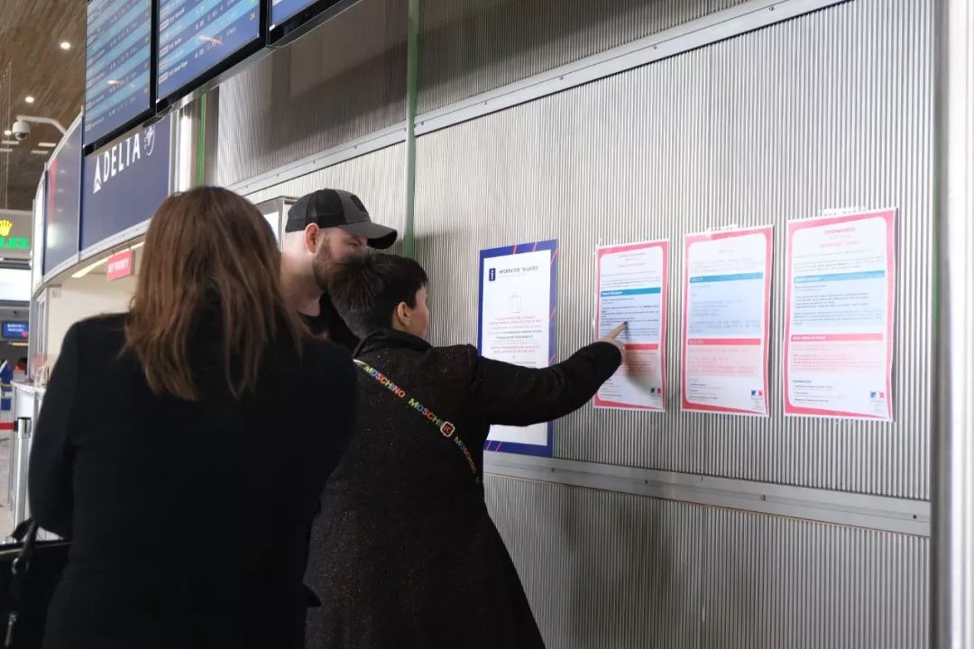 记者直击：巴黎机场迎来最后一批“武汉乘客”