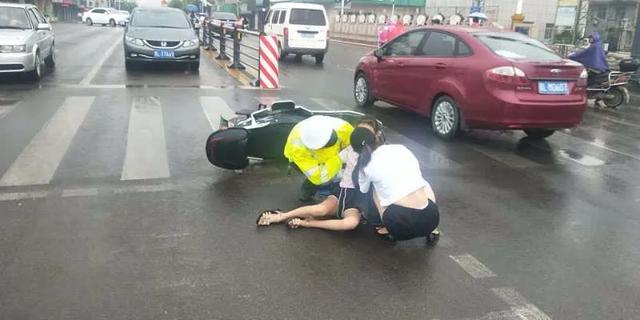 雨天路滑,母女双双摔倒在地,交警及时护送就医