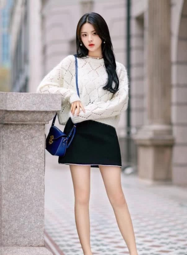 杨超越为啥总爱穿超短裙?当看到她的腿型后,胆子也太大了吧