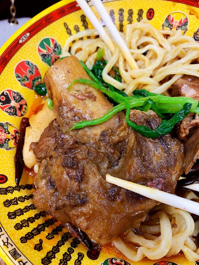 长春这家牛排板面19元一大碗真有大牛排还有肥肠羊排棒骨