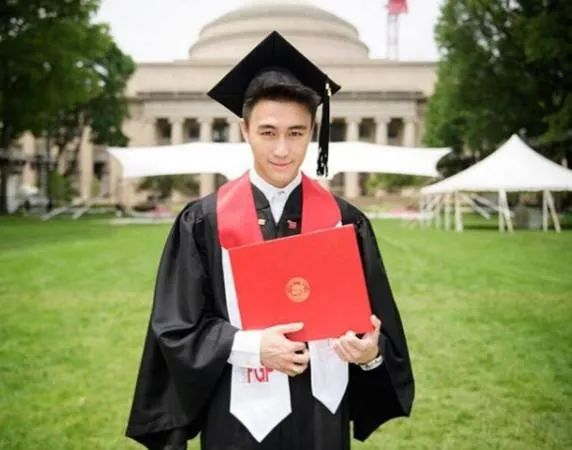 富二代拿人骨做手提包炫富：有钱真能为所欲为？