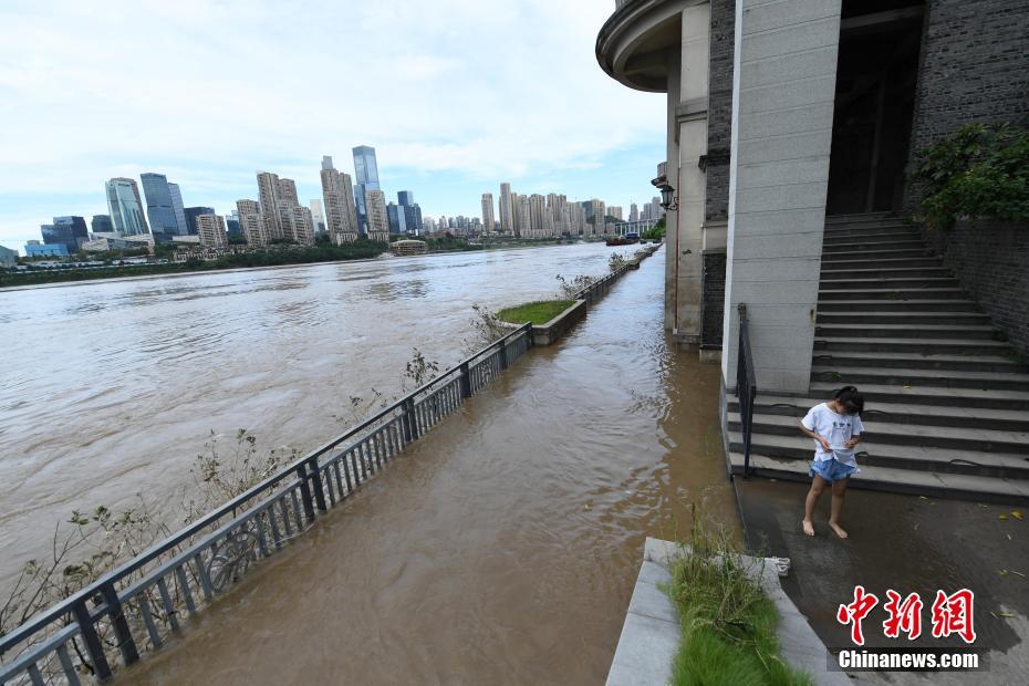 长江水位上涨重庆沿江市场被淹没