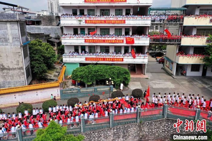 融安县第二中学举行的"跨越龙门,走向成功"祝福高考仪式上越过"龙门".