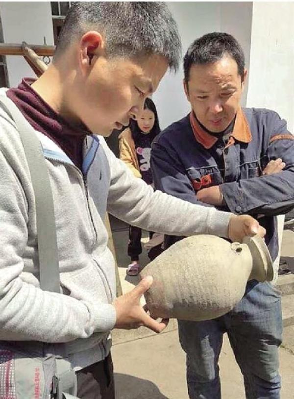 在垃圾堆里捡到唐代青瓷壶,绍兴一市民主动捐献