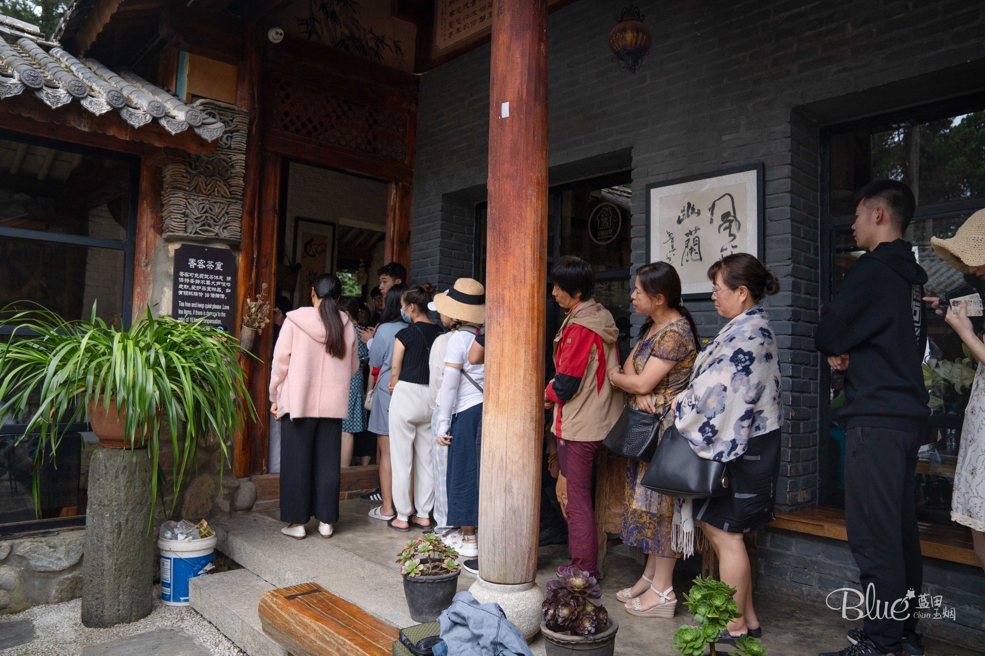 大理旅游必去寂照庵,柴火斋饭非常美味,且上香无火只用鲜花多肉