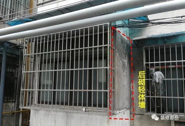 楼上住户在阳台上砌墙,业主慌张投诉却无果,物业:你也