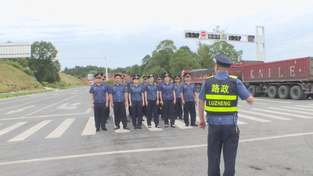 市交通运输行政综合执法支队就联合交警,公安,在芦淞区机场大道与东城